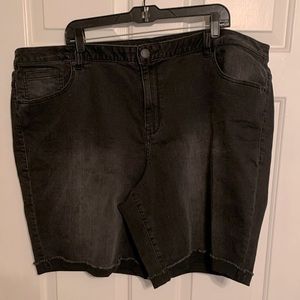 Black Bermuda short